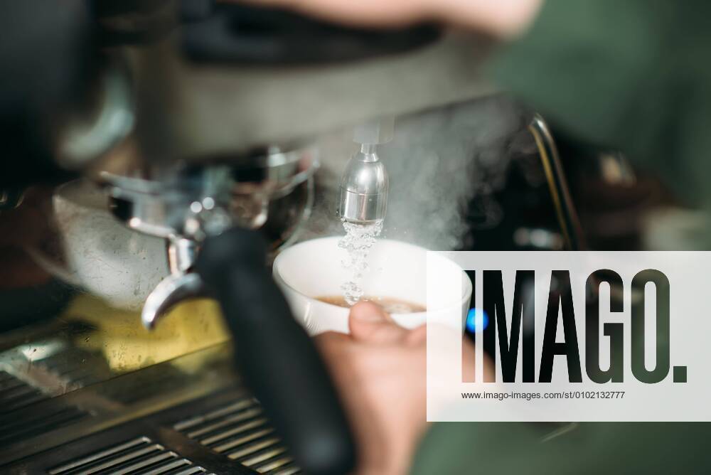IMAGO Creative: Landleben - Essen Focused male hands with white cup