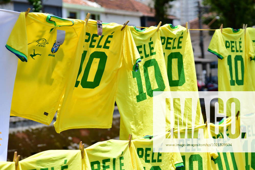 SANTOS, SP - JANUARY 2: Pelo jerseys for sale during his funeral at Vila Belmiro Stadium on January 2, 2023 in Santos, Brazil. The Brazilian football legend has passed away from cancer. Santos Brazil - ZUMAp175 20230102_zsa_p175_003