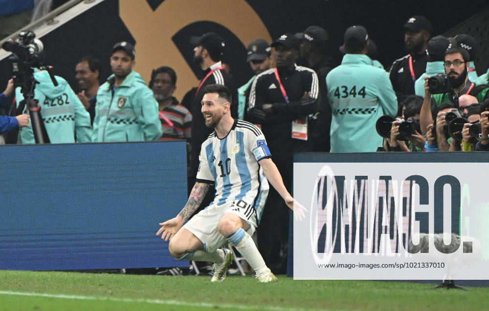 Football, men, 2022 23 season, World Cup in Qatar, final, Argentina France 2 2, 3 3 n V, 4 2 i E at Lusail Iconic Stadium in Lusail, Lionel Messi Argentina , cheering after scoring 3 2, 18 12 2022,