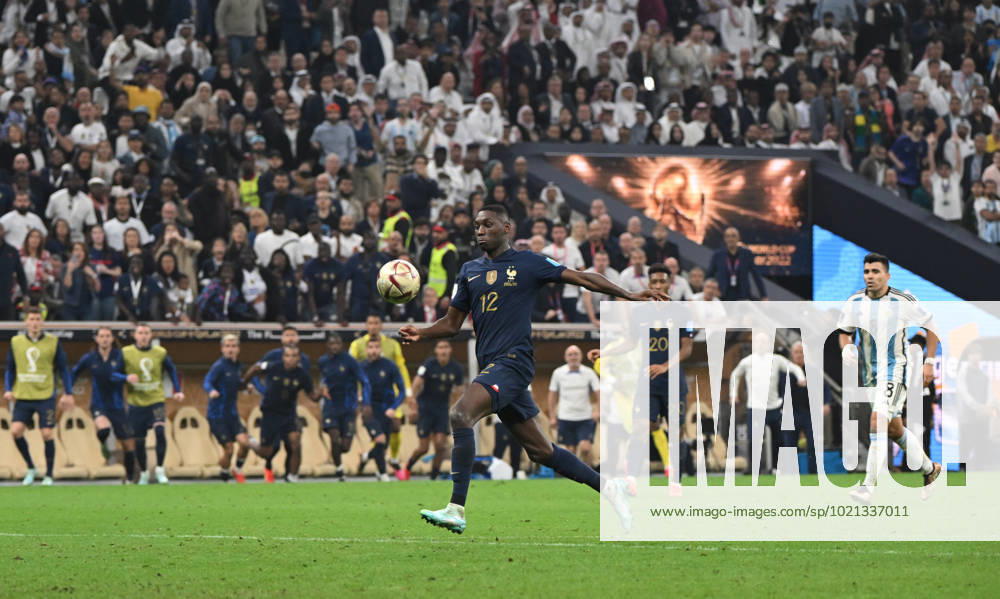 Football, mens, 2022 23 season, World Cup in Qatar, final, Argentina France 2 2, 3 3 n V, 4 2 i E at Lusail Iconic Stadium in Lusail, Randal Kolo Muani France fails to score in extra time just before the penalty shootout goalkeeper Emiliano Martinez not pictured, Argentina , 18 12 2022,