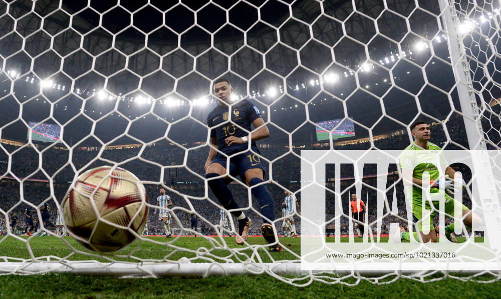 Football, Men, 2022 23 season, World Cup in Qatar, Final, Argentina France 2 2, 3 3 n V, 4 2 i E at Lusail Iconic Stadium in Lusail, v l Kylian Mbappe France picks the ball out of the net after scoring a penalty kick to make it 2 1, goalkeeper Emiliano Martinez Argentina , 18 12 2022,