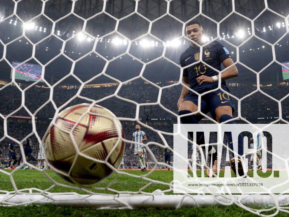 Football, mens, 2022 23 season, World Cup in Qatar, final, Argentina France 2 2, 3 3 n V, 4 2 i E at Lusail Iconic Stadium in Lusail, v l Kylian Mbappe France picks the ball out of the net after scoring on a penalty kick to make it 2 1, 18 12 2022,