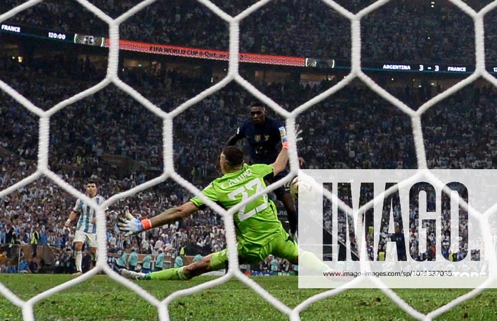 Football, men, 2022 23 season, World Cup in Qatar, final, Argentina France 2 2, 3 3 n V, 4 2 i E at Lusail Iconic Stadium in Lusail, Randal Kolo Muani r , France fails to score in extra time just before penalty shootout goalkeeper Emiliano Martinez Argentina , 18 12 2022,