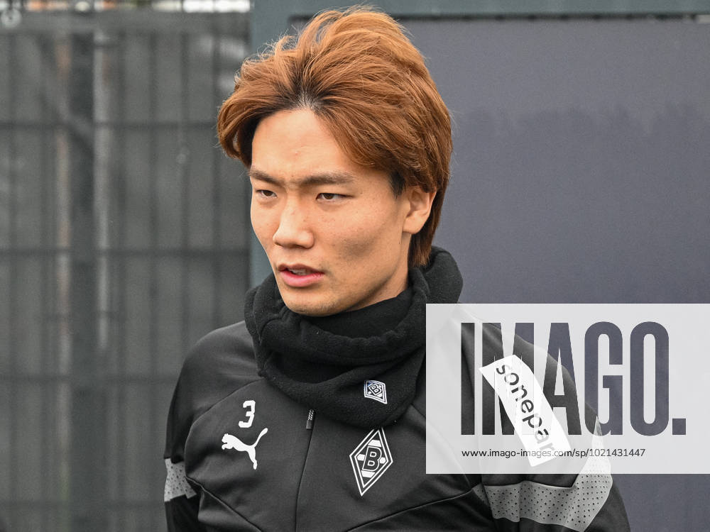 Ko Itakura Borussia Moenchengladbach, 03 comes to the training ground Borussia Moenchengladbach, football, 1 Bundesliga, training, season 2022 2023, 04 01 2023 Borussia Moenchengladbach, football, 1 Bundesliga, training, season 2022 2023, 04 01 2023 Moenchengladbach