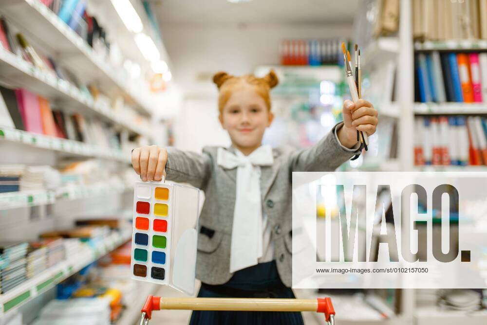 IMAGO Creative: Gesellschaft, Schule, Schulanfang School girl with paints and brushes, stationery