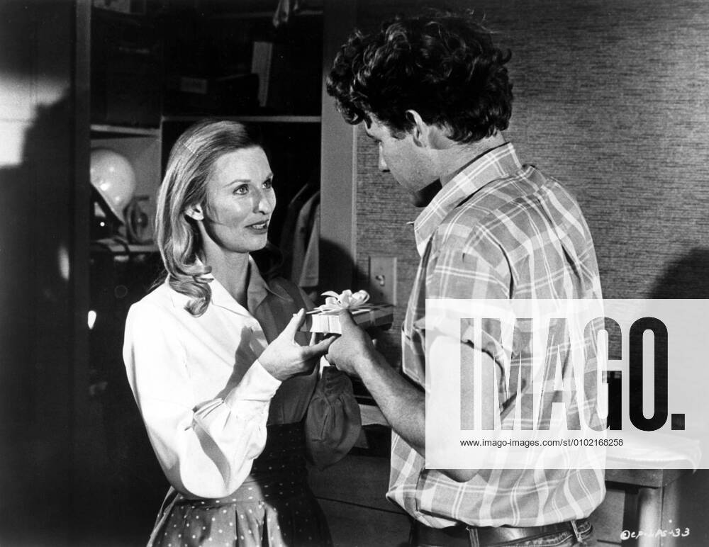 OSCARS: Beste Nebendarstellerin, Preisträgerinnen 1971-1980 THE LAST PICTURE SHOW Cloris Leachman and Timothy Bottoms Date: 1971. Strictly editorial use only in conjunction with the promotion of the film. Credit line mandatory. This image is copyright of the film company and is supplied under the terms of issue as film still. No commercial or book cover use permitted without prior consent from the film company. Mandatory credit line: Image courtesy Columbia Pictures Ronald Grant Archive Mary Evans