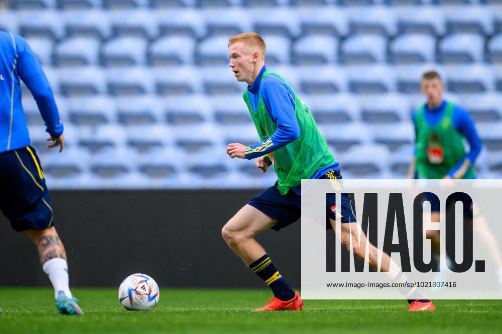 Hugo Larsson of the Swedish mens football national team at a training session on January 8, 2023 in Faro Photo Jesper Zerman BILDBYRAN COP 234 JZ0302 football football soccer football national team training practice training Sweden Sweden Sweden a day 6 bbeng,
