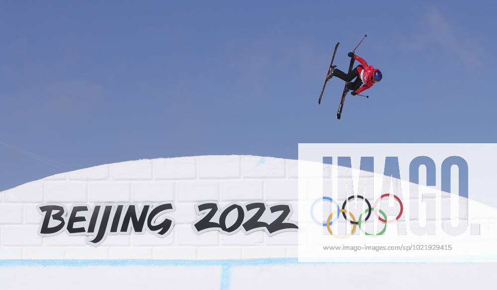 (230110) -- BEIJING, Jan. 10, 2023 -- Gu Ailing of China competes during women s freeski slopestyle qualification of the Beijing 2022 Olympics Winter games, Winterspiele,Spiele, Summer games in Zhangjiakou, north China s Hebei Province, Feb. 14, 2022. ) (SP)XINHUA-PICTURES OF THE YEAR 2022 WuxZhuang