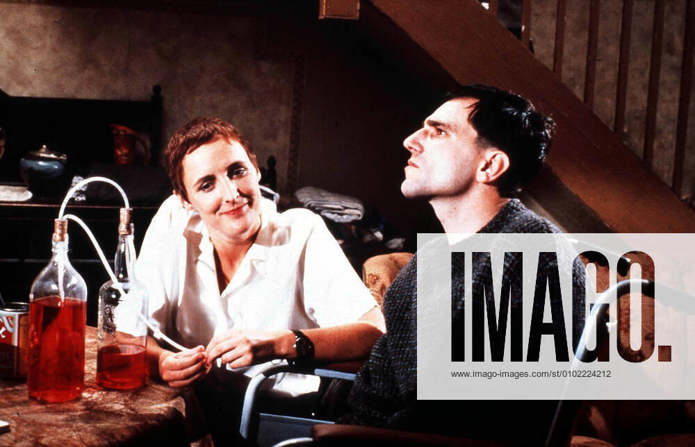OSCARS. Bester Hauptdarsteller. Preisträger 1981-1990 MY LEFT FOOT Fiona Shaw and Daniel Day Lewis Date: 1989. Strictly editorial use only in conjunction with the promotion of the film. Credit line mandatory. This image is copyright of the film company and is supplied under the terms of issue as film still. No commercial or book cover use permitted without prior consent from the film company. Mandatory credit line: Image courtesy Ronald Grant Archive Mary Evans