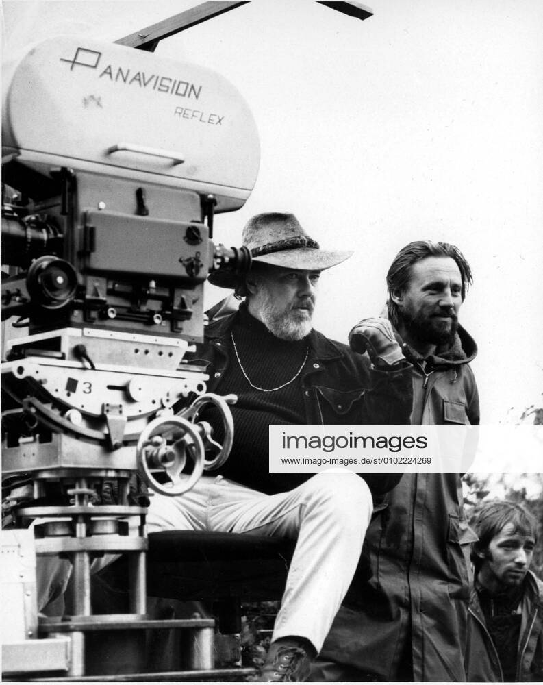 McCABE AND MRS MILLER WARNER BROS ROBERT ALTMAN, director, VILMOS ZSIGMOND, DOP Date: 1971. Strictly editorial use only in conjunction with the promotion of the film. Credit line mandatory. This image is copyright of the film company and is supplied under the terms of issue as film still. No commercial or book cover use permitted without prior consent from the film company. Mandatory credit line: Image courtesy Ronald Grant Archive Mary Evans