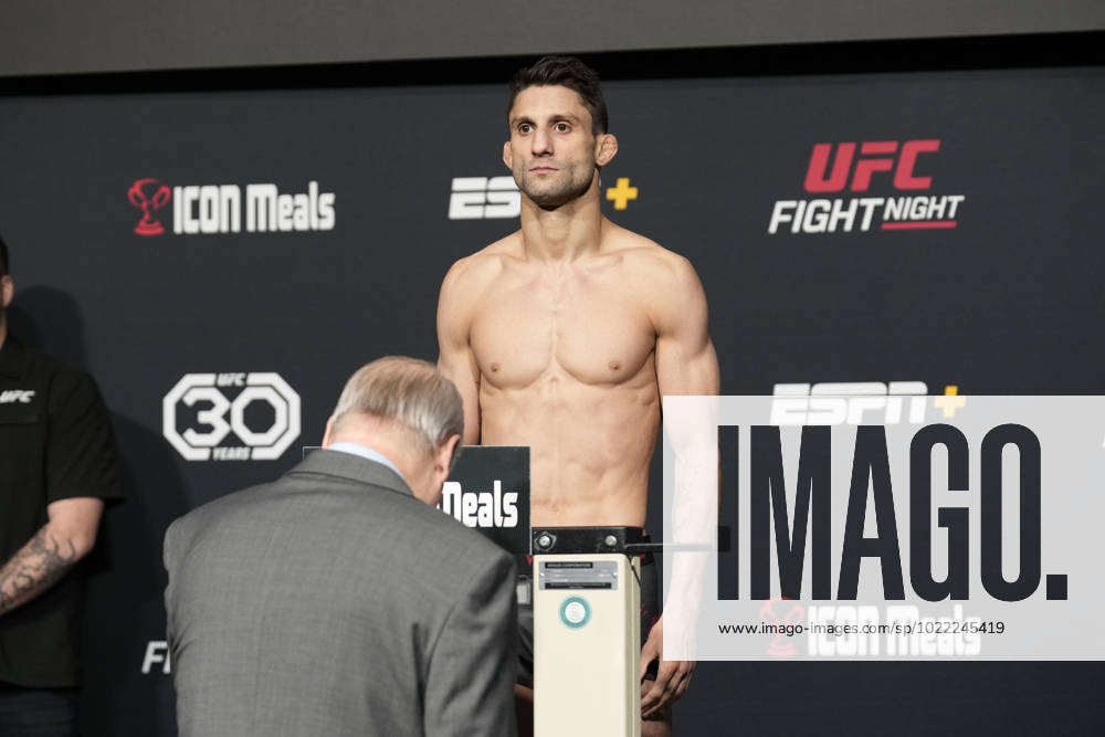 Las Vegas, NV, LAS VEGAS, NV, United States: LAS VEGAS, NV - JANUARY 13: Allan Nascimento steps on the scale for the official weigh-ins at UFC Apex for UFC Fight Night - Vegas 67 - Strickland vs Imavov - Weigh-ins on January 13, 2023 in Las Vegas, NV, United States. Las Vegas, NV United States - ZUMAp175 20230113_zsa_p175_047