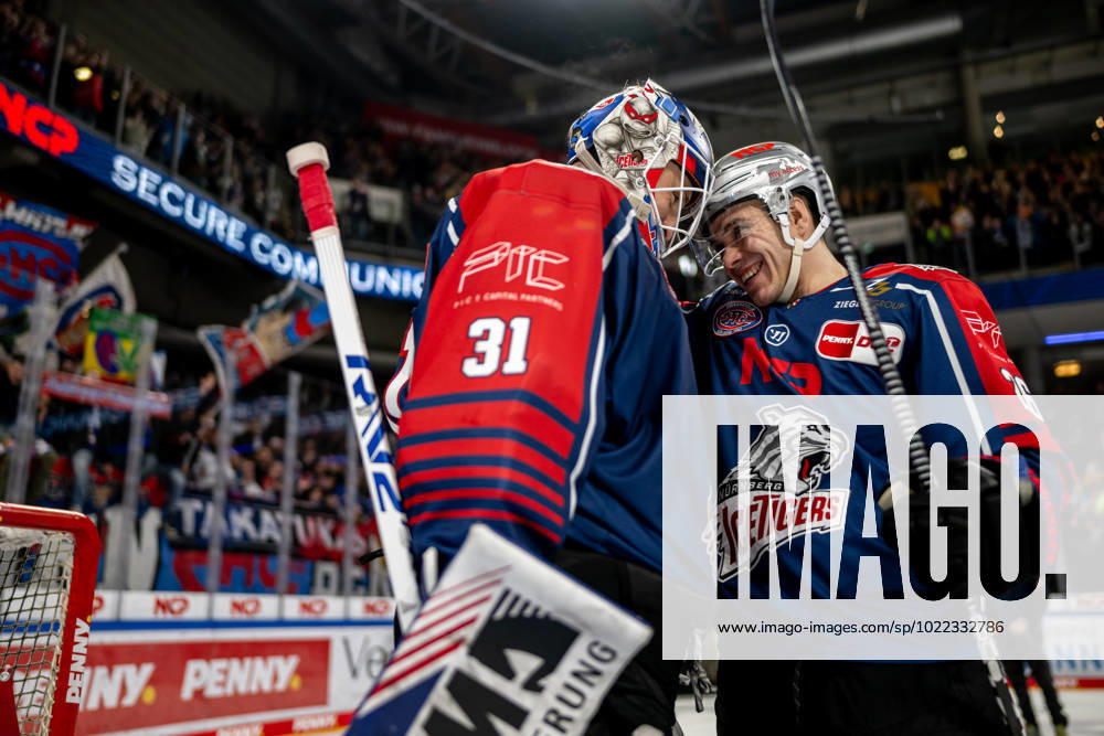 Ice field hockey season 2022 2023 Penny DEL Nuremberg Ice Tigers Icetigers Adler Mannheim ThHa Niklas Treutle 31, Nuremberg Ice Tigers, Nuremberg Ice Tigers Dennis Lobach 26, Nuremberg Ice Tigers, Nuremberg Ice Tigers Jubilation, joy after the game.