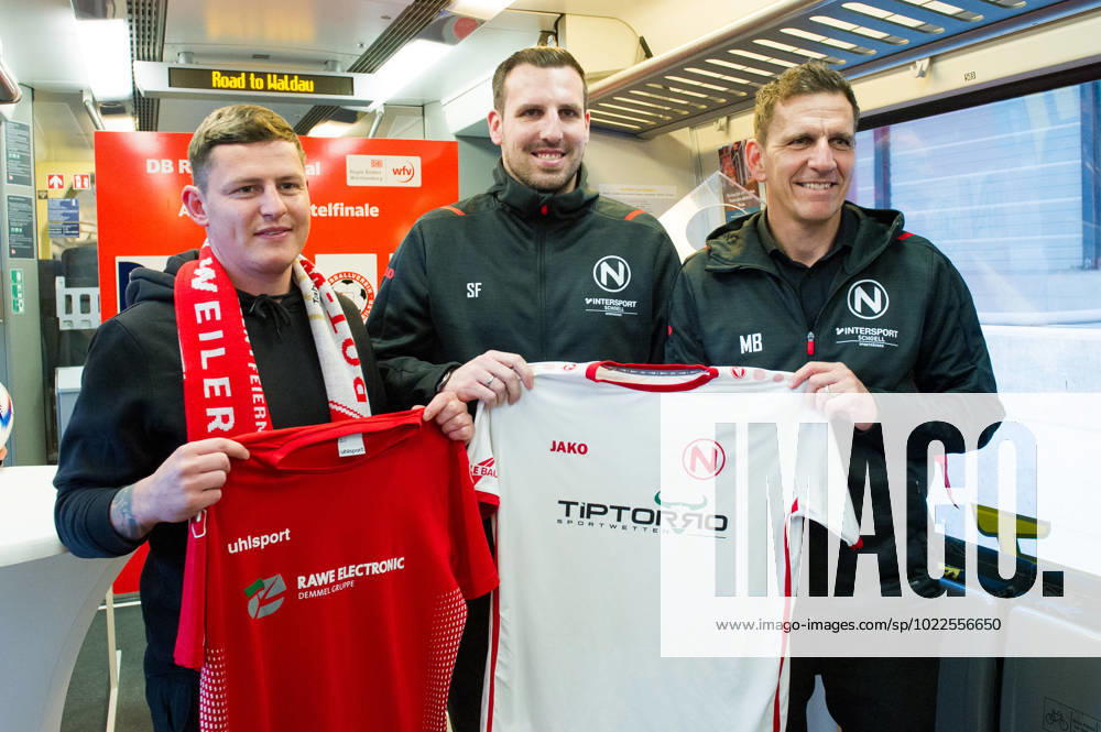 Club representatives of the draw with jerseys GER, Stuttgart, draw for the quarterfinal and semifinal matches in the DB Regio wfv Pokal der Herren 2022 23, 20 01 2023, Stuttgart main station track 1 in a Bombardier class 442 electric railcar, which usually runs on the Gäu or Murrbahn GER, Stuttgart, DB Regio wfv Pokal der Herren 2022 23