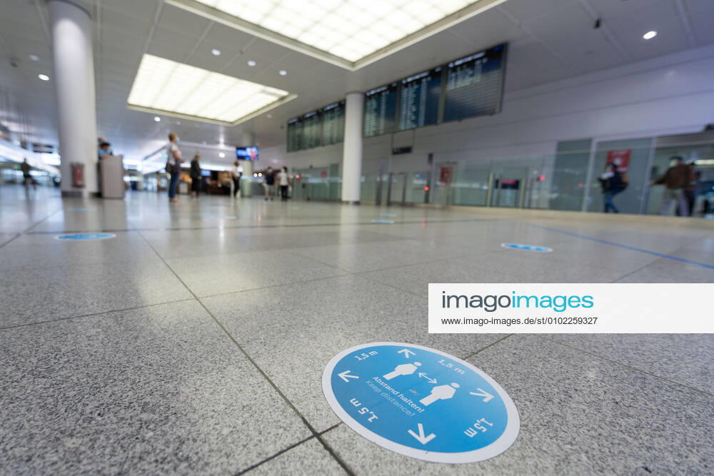 Effects Corona Munich Airport In picture Sticker Floor 1, 5 meter distance Distance rule Reception area Arrival Terminal 2 T2 Munich Airport Munich Bayer Germany