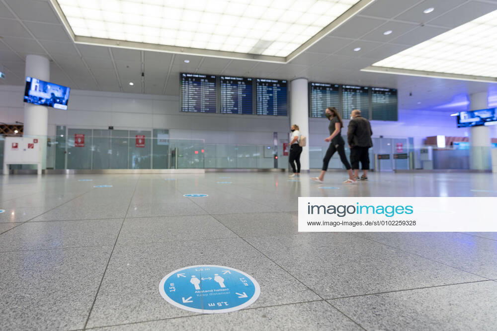 Effects Corona Munich Airport In picture Sticker Floor 1, 5 meter distance Distance rule Reception area Arrival Terminal 2 T2 Munich Airport Munich Bayer Germany