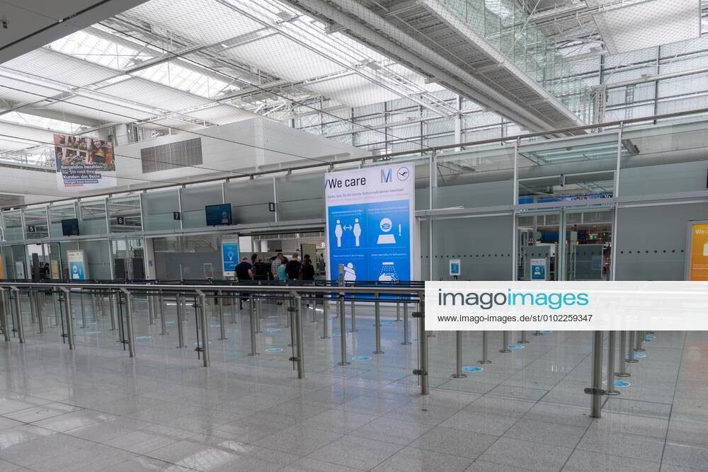 Effects Corona Munich Airport In picture Infoscreen Note Rules of conduct at security checkpoint Keep distance, mouth Nose protection, sneezing, washing hands Munich Munich Airport Bayer Germany