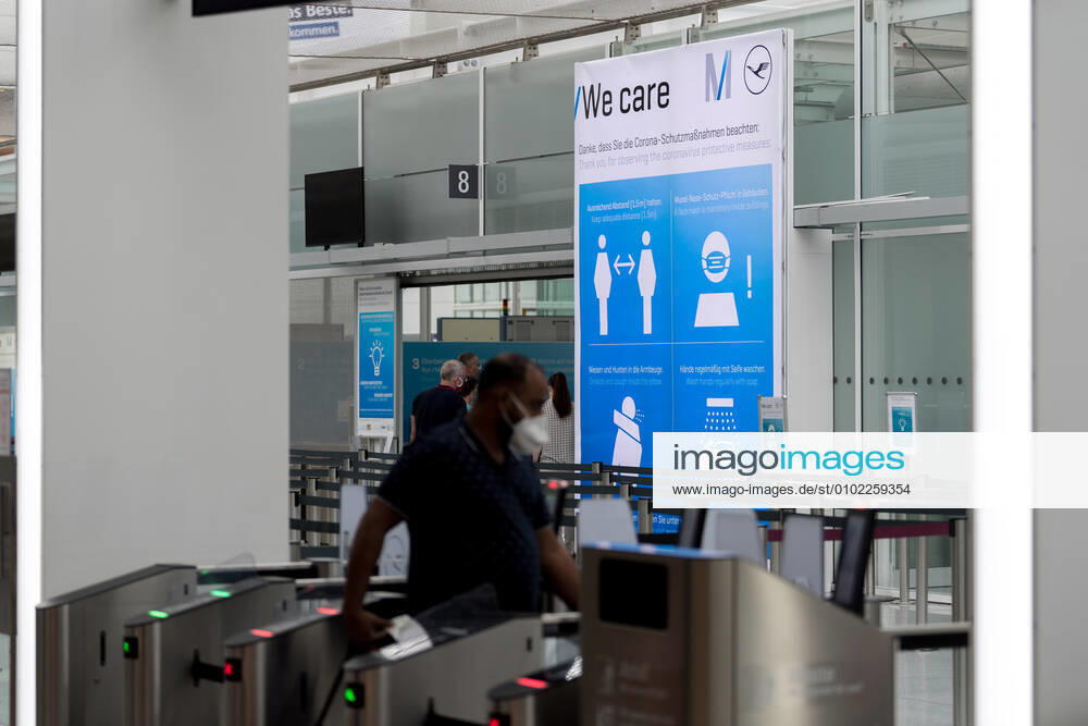 Effects Corona Munich Airport In the picture Safety notice Rules of conduct Distance, mouth Nose mask, sneezing Bend of the arm, washing hands Security control Access control Terminal 2 T2 Munich Munich Airport Bayer Germany