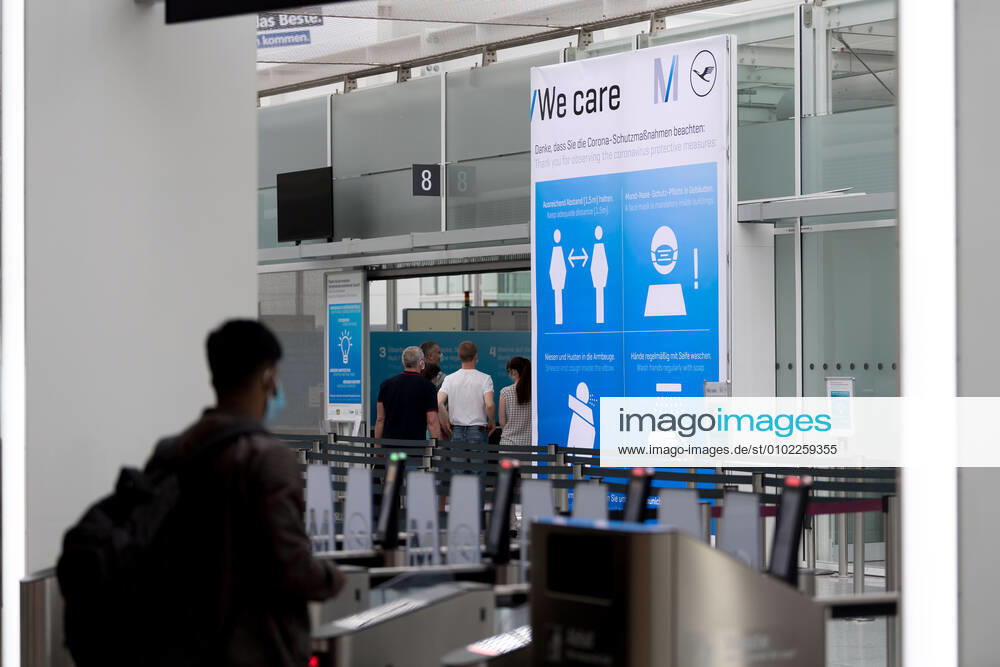 Effects Corona Munich Airport In the picture Safety notice Rules of conduct Distance, mouth Nose mask, sneezing Bend of the arm, washing hands Security control Access control Terminal 2 T2 Munich Munich Airport Bayer Germany