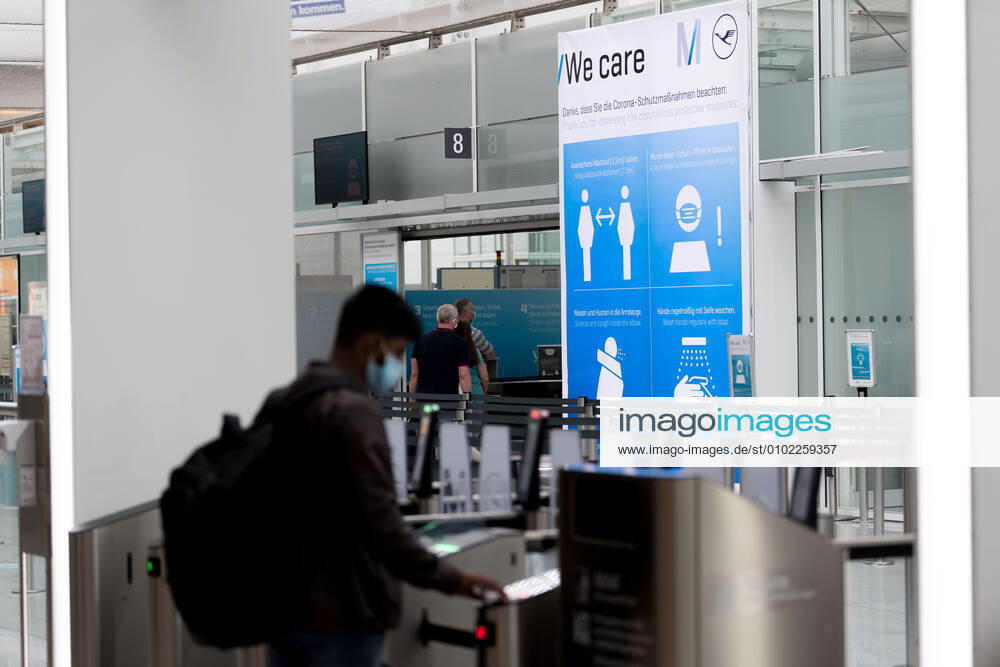 Effects Corona Munich Airport In the picture Safety notice Rules of conduct Distance, mouth Nose mask, sneezing Bend of the arm, washing hands Security control Access control Terminal 2 T2 Munich Munich Airport Bayer Germany