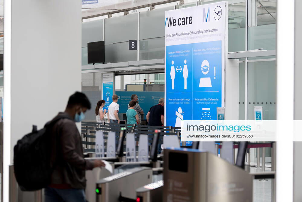 Effects Corona Munich Airport In the picture Safety notice Rules of conduct Distance, mouth Nose mask, sneezing Bend of the arm, washing hands Security control Access control Terminal 2 T2 Munich Munich Airport Bayer Germany