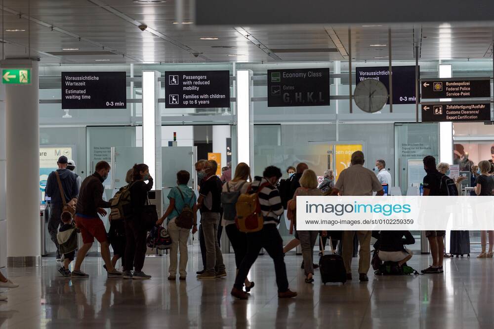 Effects Corona Munich Airport In the picture Access control Security control some people are standing at crowds Crowds Munich Airport Munich Bayer Germany