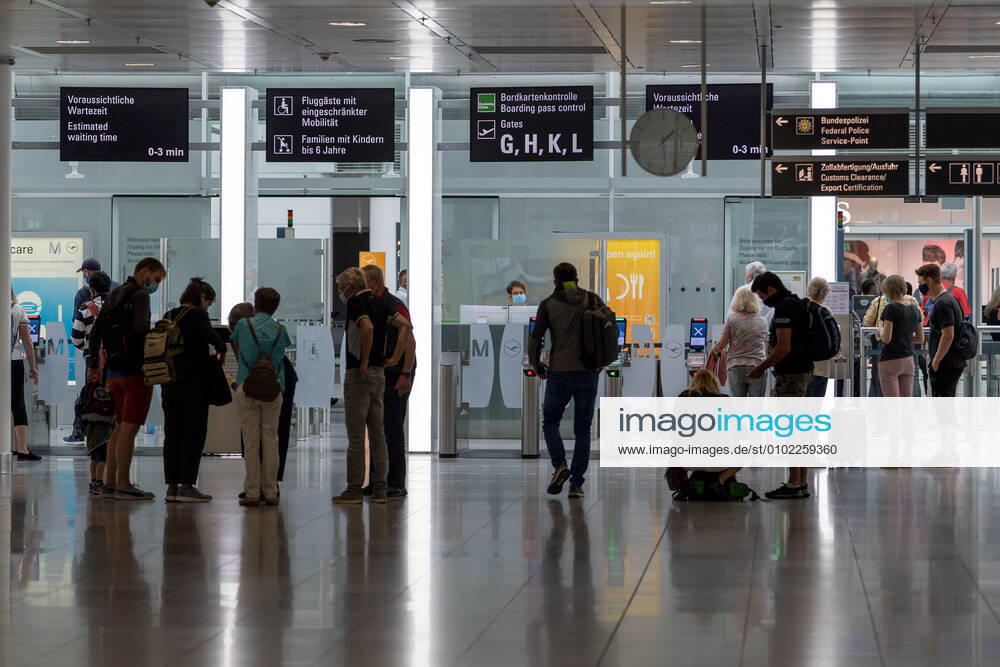 Effects Corona Munich Airport In the picture Access control Security control some people are standing at crowds Crowds Munich Airport Munich Bayer Germany