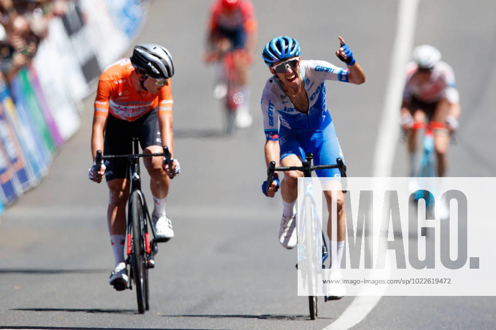 Bilder des Jahres 2023, Sport 01 Januar CYCLING TOUR DOWN UNDER, Simon Yates of Team Jayco AlUla celebrates stage victory with Jay Vine of UAE Team Emirates the General Classification winner during the Men s Stage 5, Unley to Mount Lofty of the 2023 Santos Tour Down Under professional road bicycle race in Adelaide, Sunday, January 22, 2023. ( NO ARCHIVING, , NO USE IN BOOKS WITHOUT CONSENT ADELAIDE SOUTH AUSTRALIA AUSTRALIA