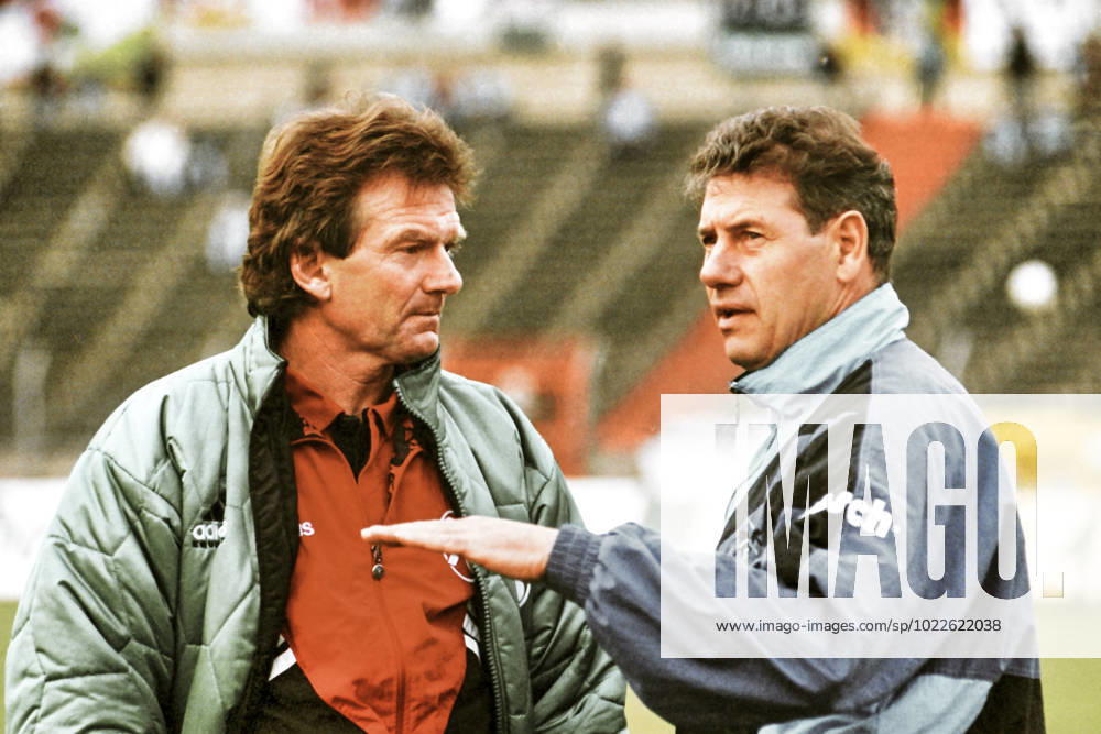 From 2 BL season 1995 96 Hannover 96 FC Carl Zeiss Jena 1 1 on 11 11 1995 In the photo Before the start of the game left Han96 coach Egon Cordes and right Jena coach Eberhard Vogel
