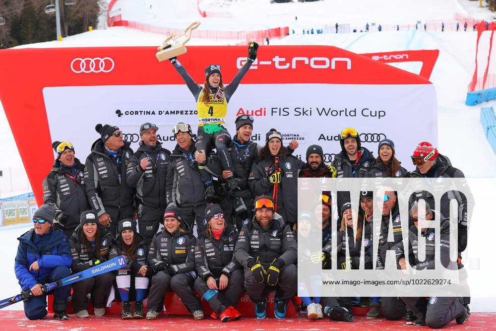 Bilder des Jahres 2023, Sport 01 Januar ALPINE SKIING - FIS WC Cortina D Ampezzo CORTINA D AMPEZZO,ITALY,22.JAN.23 - ALPINE SKIING - FIS World Cup, Super G, ladies. Image shows the rejoicing of Marta Bassino (ITA) with Team ITA. GEPAxpictures xThomasxBachun