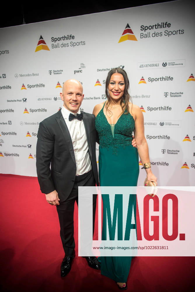 Frankfurt am Main, Festhalle The 52 Ball des Sports of Deutsche Sporthilfe Happy at the Ball des Sports from left World champion and Olympic champion Fabian Hambüchen with his wife Viktoria,