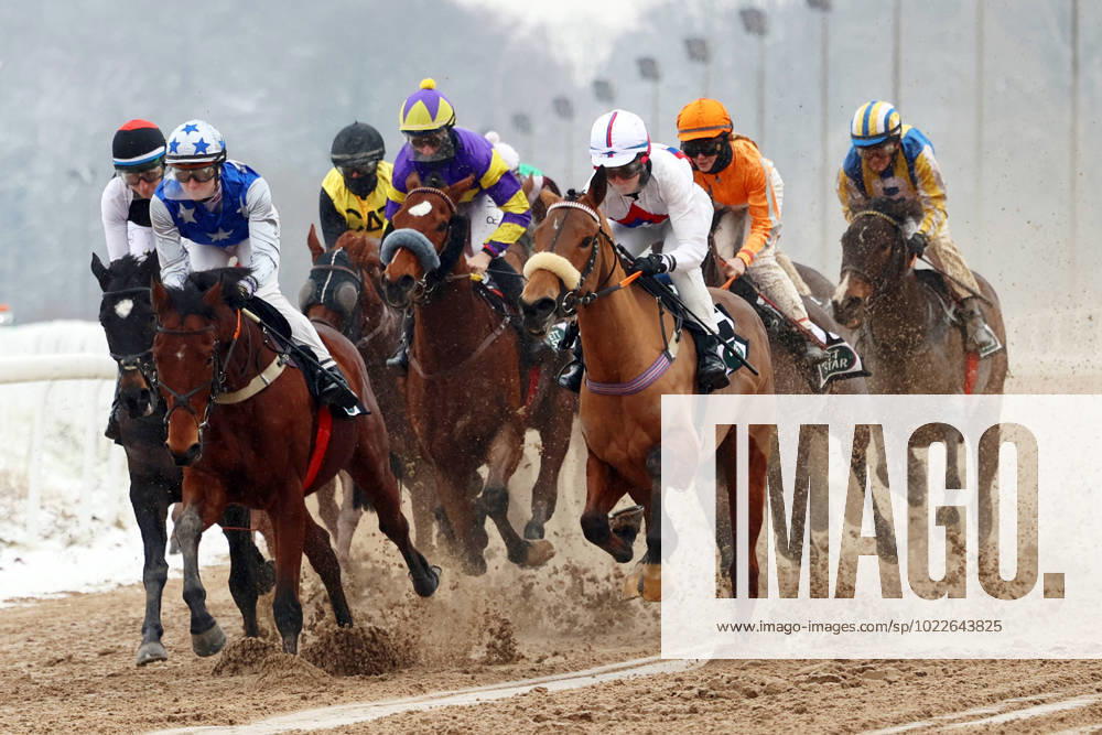 Dortmund, North Rhine Westphalia, GER Horses and jockeys racing on sand track Galopprennbahn Dortmund Wambel horses, jockeys, winter, snow, snowy, sand track, dirt, dirt track, gallop, gallop racing, horse racing, horse racing, gallop racing, crowd, bow 230122SG916DORTMUND JPG