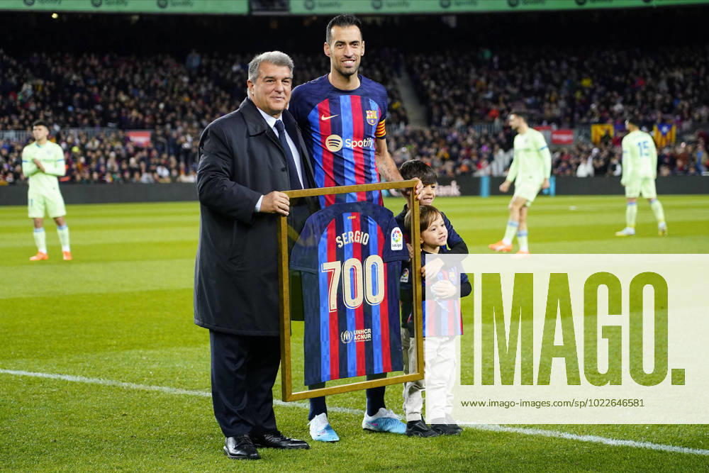 Bilder des Jahres 2023, Sport 01 Januar Fußball, FC Barcelona - FC Getafe ESP: FC Barcelona, Barca - Getafe CF. La Liga Santander Sergio Busquets of FC Barcelona 700 matches played as FC Barcelona players with the president Joan Laporta during the La Liga match between FC Barcelona and Getafe CF played at Spotify Camp Nou Stadium on January 22, 2023 in Barcelona, Spain. kpng