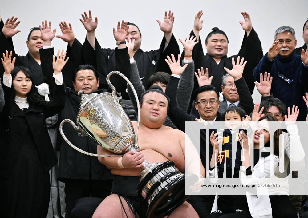 Bilder des Jahres 2023, Sport 01 Januar New Year Grand Sumo Tournament Ozeki Takakeisho (C) holds the Emperor s Cup during a ceremony held after his win in the New Year Grand Sumo Tournament on Jan. 22, 2023, at Tokyo s Ryogoku Kokugikan. (Pool photo) A14AA0001387720P