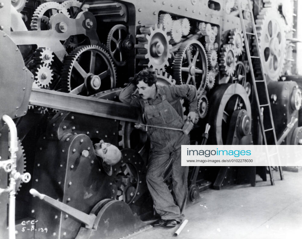 MODERN TIMES CHESTER CONKLIN AND CHARLIE CHAPLIN Date: 1936. Strictly editorial use only in conjunction with the promotion of the film. Credit line mandatory. This image is copyright of the film company and is supplied under the terms of issue as film still. No commercial or book cover use permitted without prior consent from the film company. Mandatory credit line: Image courtesy UNITED ARTISTS Ronald Grant Archive Mary Evans