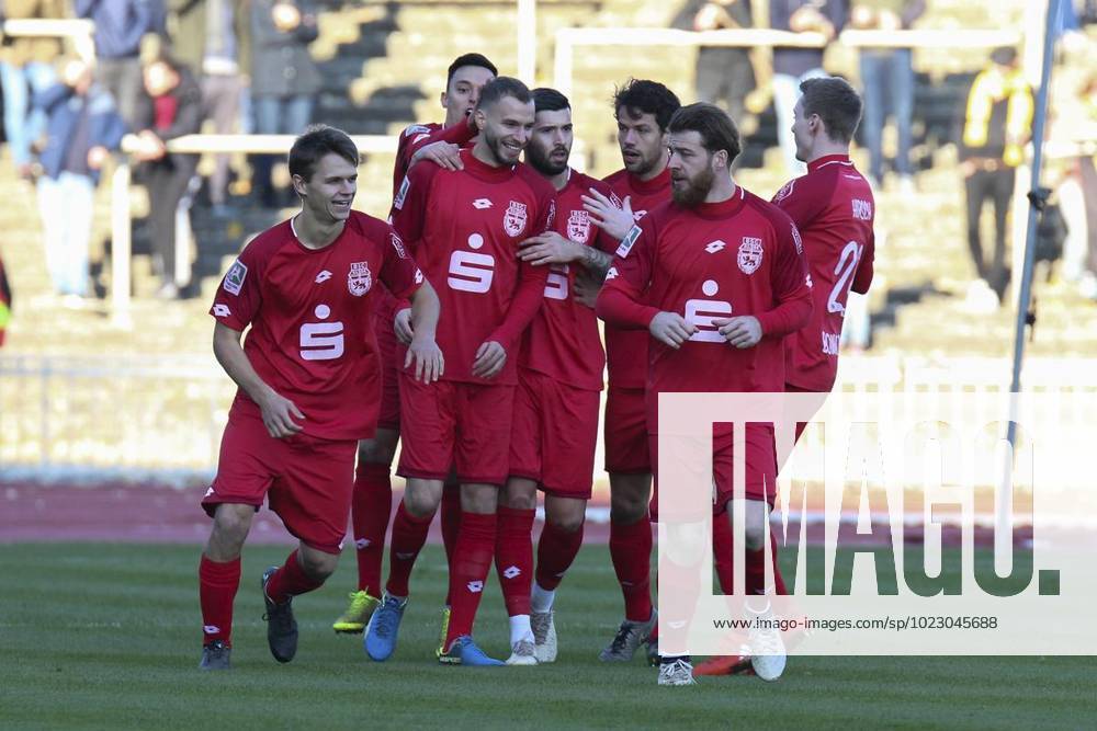 Bonner Jubel nach dem Tor zum 1:0 bei 3.v.l. Adis Omerbasic ( Bonner SC ) und seinen Mitspielern, Fussball - Regionalliga West - Borussia Dortmund II vs. Bonner SC 01 04, Dortmund , Stadion Rote Erde, 17.11.2018 , DFB regulations prohibit any use of photographs as image sequences and or quasi-video Deutschland NRW Dortmund