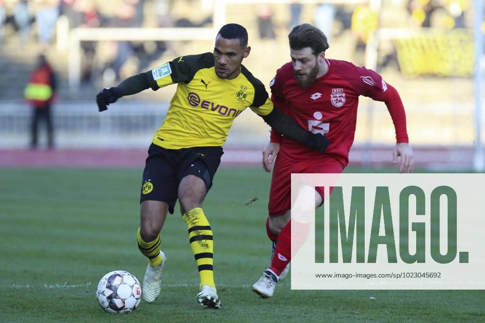 Massimo Ornatelli ( Borussia Dortmund II ) und Markus Wipperfuerth ( Bonner SC ) im Zweikampf, Fussball - Regionalliga West - Borussia Dortmund II vs. Bonner SC 01 04, Dortmund , Stadion Rote Erde, 17.11.2018 , DFB regulations prohibit any use of photographs as image sequences and or quasi-video Deutschland NRW Dortmund