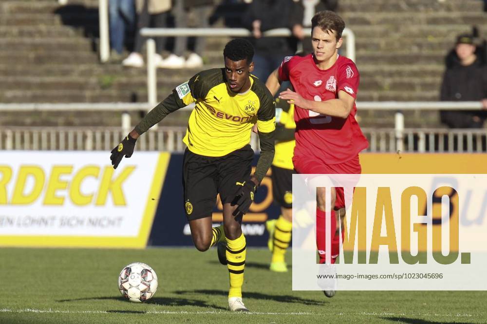 Alexander Isak ( Borussia Dortmund II ) und Nils Ruetten ( Bonner SC ) im Zweikampf, Fussball - Regionalliga West - Borussia Dortmund II vs. Bonner SC 01 04, Dortmund , Stadion Rote Erde, 17.11.2018 , DFB regulations prohibit any use of photographs as image sequences and or quasi-video Deutschland NRW Dortmund