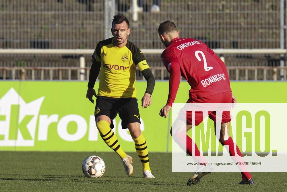 Massimo Ornatelli ( Borussia Dortmund II ) und Adis Omerbasic ( Bonner SC ), Fussball - Regionalliga West - Borussia Dortmund II vs. Bonner SC 01 04, Dortmund , Stadion Rote Erde, 17.11.2018 , DFB regulations prohibit any use of photographs as image sequences and or quasi-video Deutschland NRW Dortmund