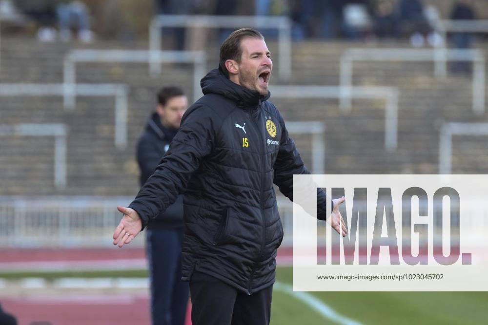 Jan Siewert ( Chef-Trainer Borussia Dortmund II ) meckert, Fussball - Regionalliga West - Borussia Dortmund II vs. Bonner SC 01 04, Dortmund , Stadion Rote Erde, 17.11.2018 , DFB regulations prohibit any use of photographs as image sequences and or quasi-video Deutschland NRW Dortmund