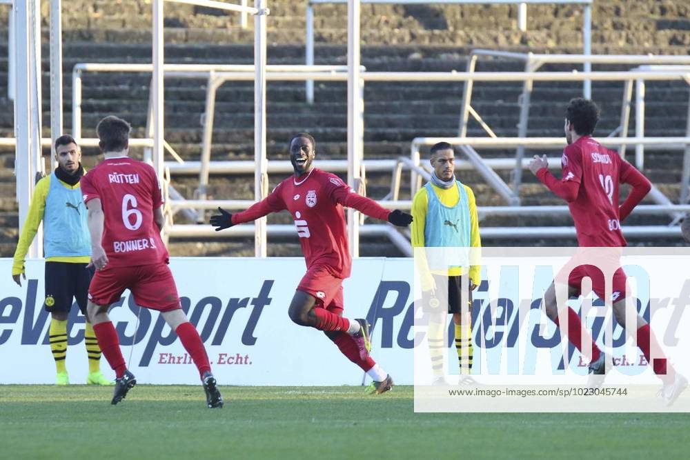 Jubel nach dem Tor zum 2:0 bei mitte, Daniel-Danso Somuah ( Bonner SC ), Fussball - Regionalliga West - Borussia Dortmund II vs. Bonner SC 01 04, Dortmund , Stadion Rote Erde, 17.11.2018 , DFB regulations prohibit any use of photographs as image sequences and or quasi-video Deutschland NRW Dortmund