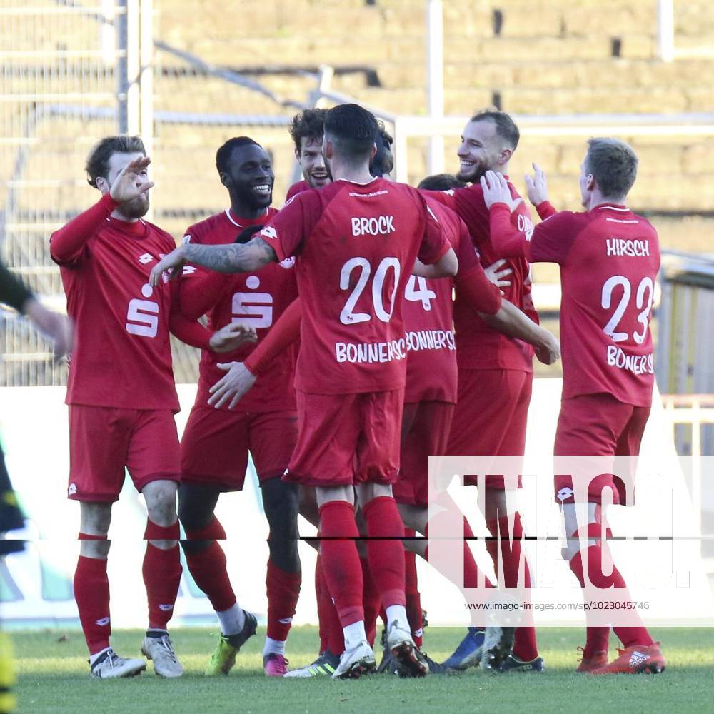 Jubelnde Spieler des Bonner SC nach dem Tor zum 2:0 durch 2.v.l. Daniel-Danso Somuah ( Bonner SC ) Fussball - Regionalliga West - Borussia Dortmund II vs. Bonner SC 01 04, Dortmund , Stadion Rote Erde, 17.11.2018 , DFB regulations prohibit any use of photographs as image sequences and or quasi-video Deutschland NRW Dortmund