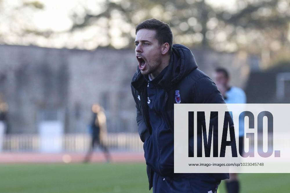 Florian Mager ( Trainer Bonner SC ) emotional an der Seitenlinie, Fussball - Regionalliga West - Borussia Dortmund II vs. Bonner SC 01 04, Dortmund , Stadion Rote Erde, 17.11.2018 , DFB regulations prohibit any use of photographs as image sequences and or quasi-video Deutschland NRW Dortmund