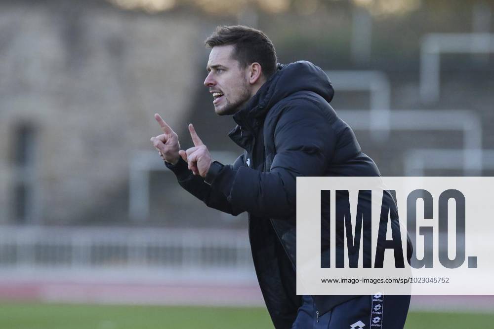 Florian Mager ( Trainer Bonner SC ) gestikuliert, Fussball - Regionalliga West - Borussia Dortmund II vs. Bonner SC 01 04, Dortmund , Stadion Rote Erde, 17.11.2018 , DFB regulations prohibit any use of photographs as image sequences and or quasi-video Deutschland NRW Dortmund