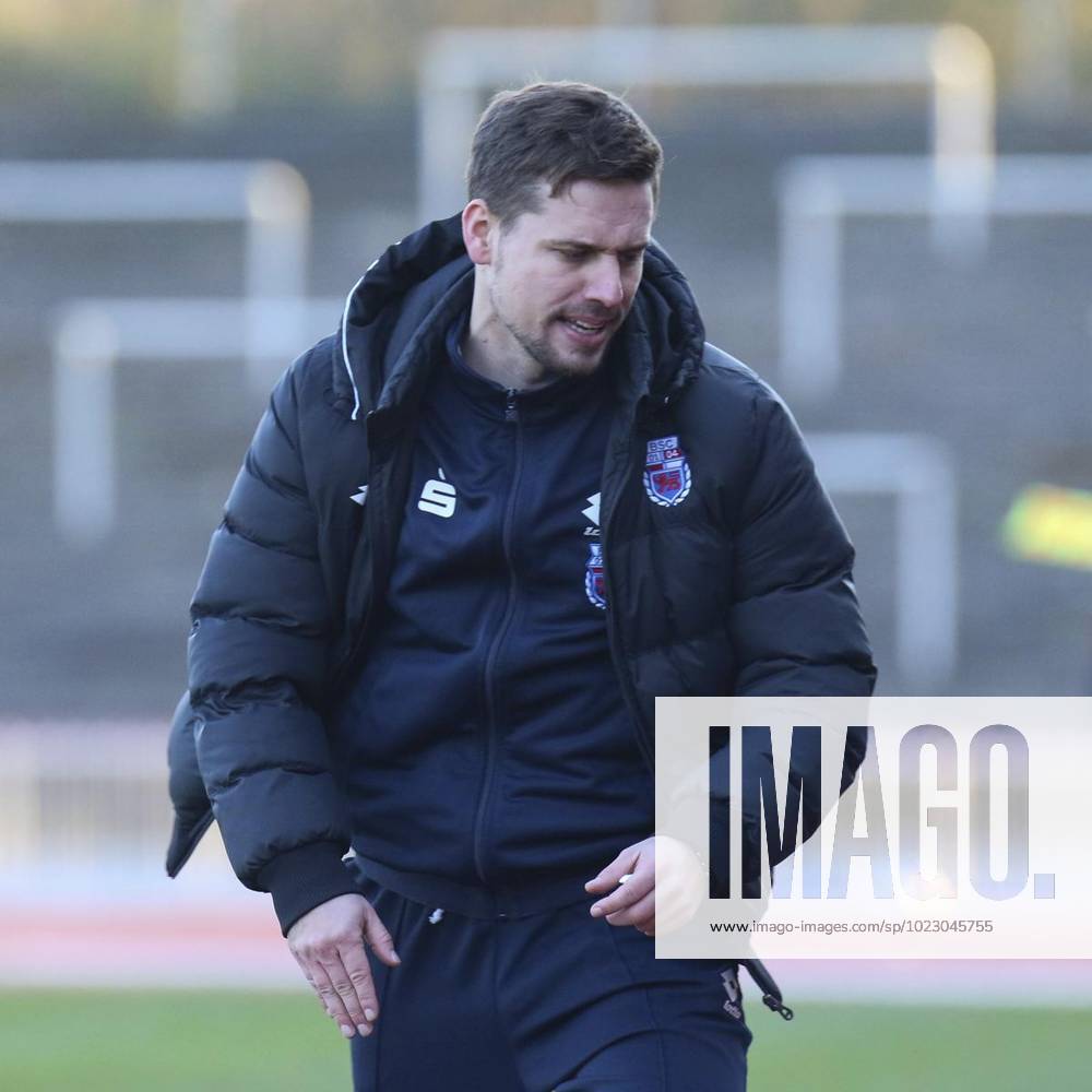 Florian Mager ( Trainer Bonner SC ) emotional an der Seitenlinie, Fussball - Regionalliga West - Borussia Dortmund II vs. Bonner SC 01 04, Dortmund , Stadion Rote Erde, 17.11.2018 , DFB regulations prohibit any use of photographs as image sequences and or quasi-video Deutschland NRW Dortmund