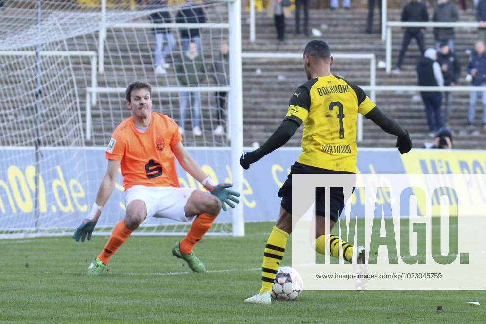 Links, Alexander Monath ( Bonner SC ) und rechts, Herbert Bockhorn ( Borussia Dortmund II ), Fussball - Regionalliga West - Borussia Dortmund II vs. Bonner SC 01 04, Dortmund , Stadion Rote Erde, 17.11.2018 , DFB regulations prohibit any use of photographs as image sequences and or quasi-video Deutschland NRW Dortmund