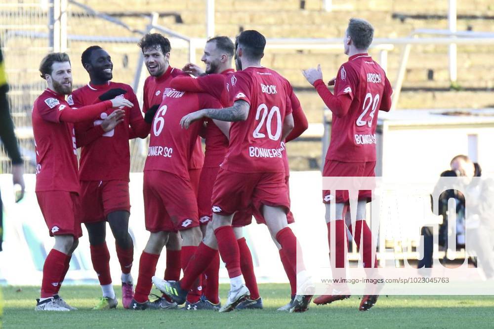 Jubelnde Spieler des Bonner SC nach dem Tor zum 2:0 durch 2.v.l. Daniel-Danso Somuah ( Bonner SC ) Fussball - Regionalliga West - Borussia Dortmund II vs. Bonner SC 01 04, Dortmund , Stadion Rote Erde, 17.11.2018 , DFB regulations prohibit any use of photographs as image sequences and or quasi-video Deutschland NRW Dortmund