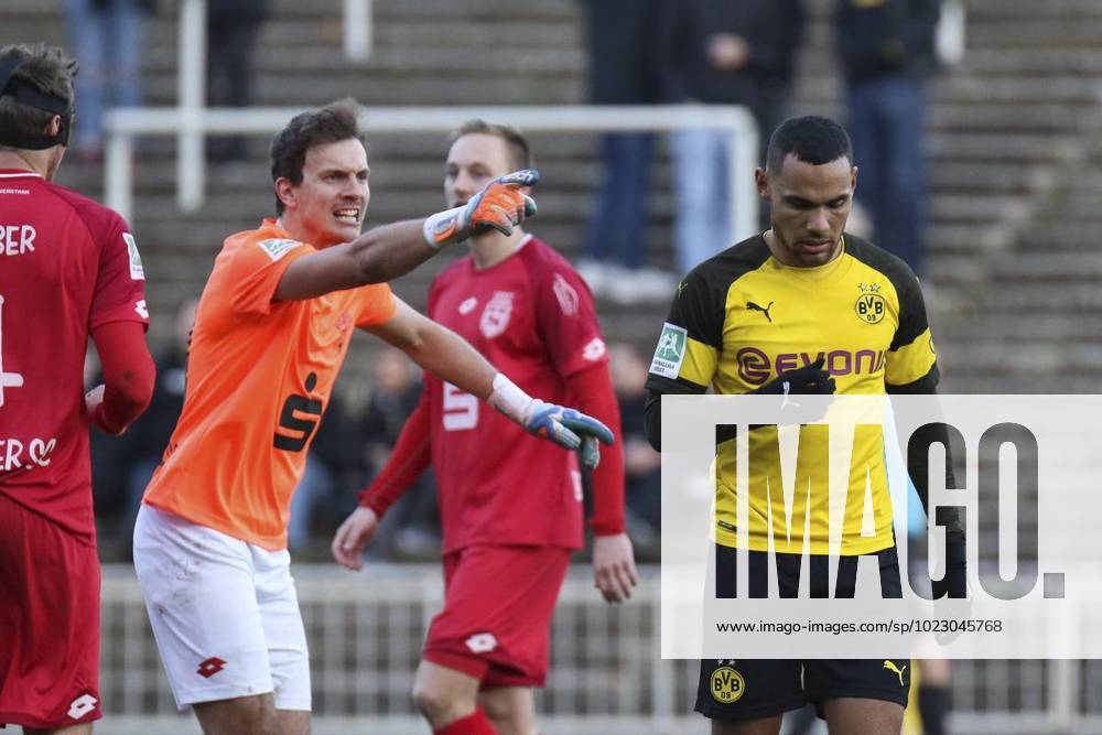 Enttaeuschung nach dem verschossenem Elfmeter bei rechts, Herbert Bockhorn ( Borussia Dortmund II ), Fussball - Regionalliga West - Borussia Dortmund II vs. Bonner SC 01 04, Dortmund , Stadion Rote Erde, 17.11.2018 , DFB regulations prohibit any use of photographs as image sequences and or quasi-video Deutschland NRW Dortmund