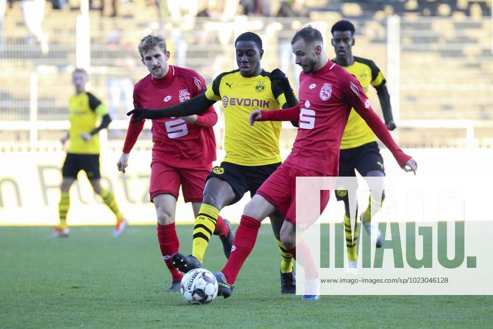 Kris Fillinger ( Bonner SC ), Denzeil Boadu ( Borussia Dortmund II ) und Adis Omerbasic ( Bonner SC ), Fussball - Regionalliga West - Borussia Dortmund II vs. Bonner SC 01 04, Dortmund , Stadion Rote Erde, 17.11.2018 , DFB regulations prohibit any use of photographs as image sequences and or quasi-video Deutschland NRW Dortmund