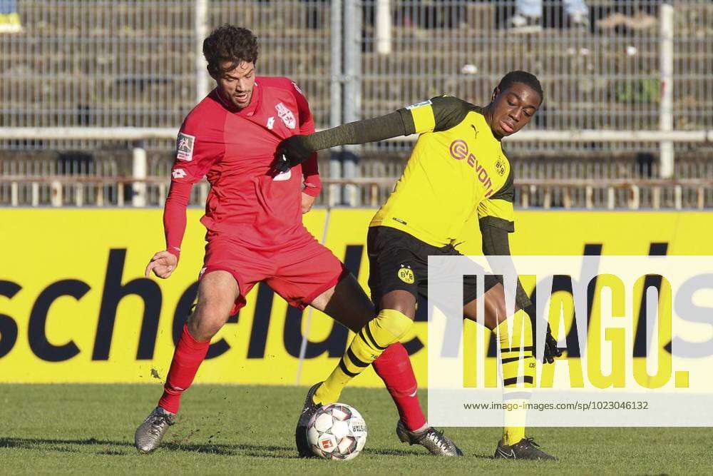 Robin Schmidt ( Bonner SC ) und Denzeil Boadu ( Borussia Dortmund II ) im Zweikampf, Fussball - Regionalliga West - Borussia Dortmund II vs. Bonner SC 01 04, Dortmund , Stadion Rote Erde, 17.11.2018 , DFB regulations prohibit any use of photographs as image sequences and or quasi-video Deutschland NRW Dortmund