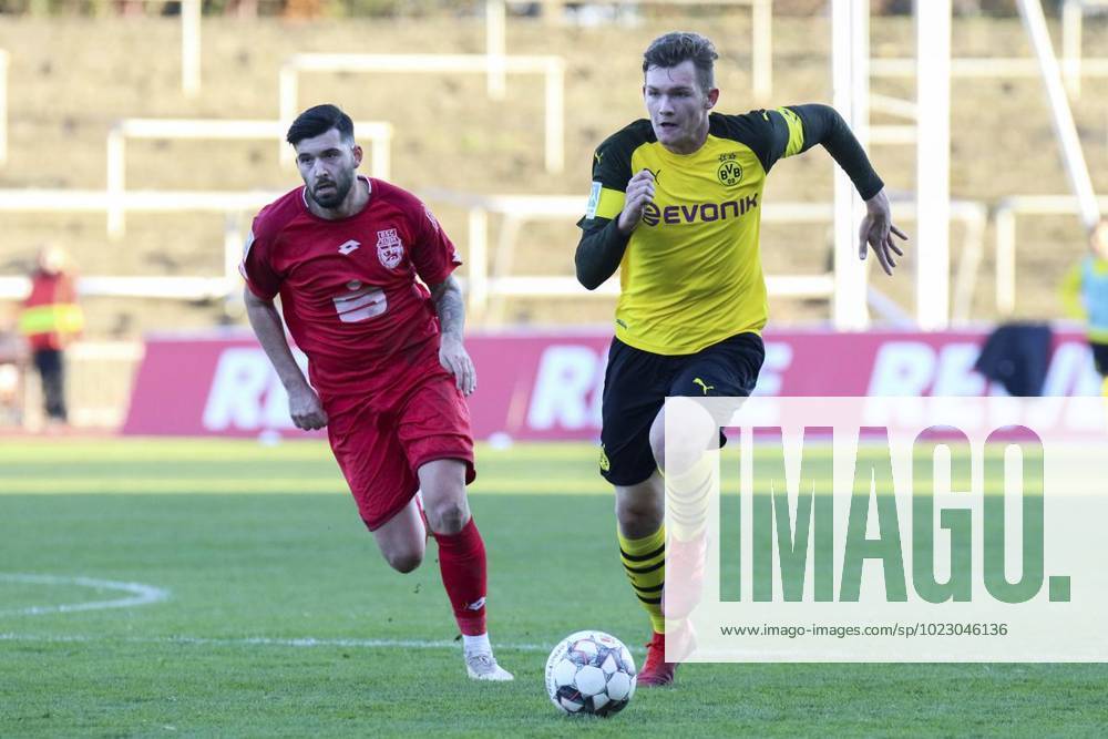 Dennis Brock ( Bonner SC ) und Luca Kilian ( Borussia Dortmund II ), Fussball - Regionalliga West - Borussia Dortmund II vs. Bonner SC 01 04, Dortmund , Stadion Rote Erde, 17.11.2018 , DFB regulations prohibit any use of photographs as image sequences and or quasi-video Deutschland NRW Dortmund